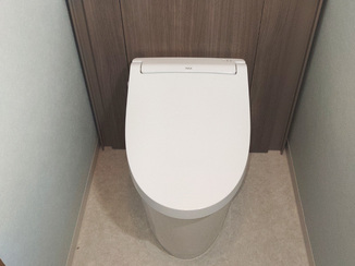 トイレリフォーム 掃除道具を隠せる、すっきりとしたレストルーム