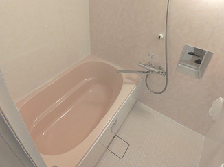 バスルームリフォーム ピンクが映えるお手入れしやすいバスルーム