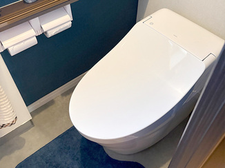 トイレリフォーム すっきりとした見た目が魅力のタンクレス風トイレ